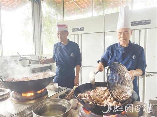 34名學員通過“理論教學+實操演練”模式，系統(tǒng)學習僑鄉(xiāng)經典菜式。
