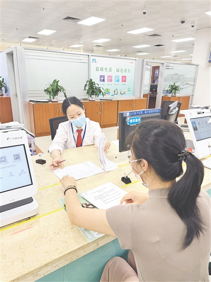 市行政服務(wù)中心窗口工作人員為企業(yè)辦理商事登記業(yè)務(wù)。