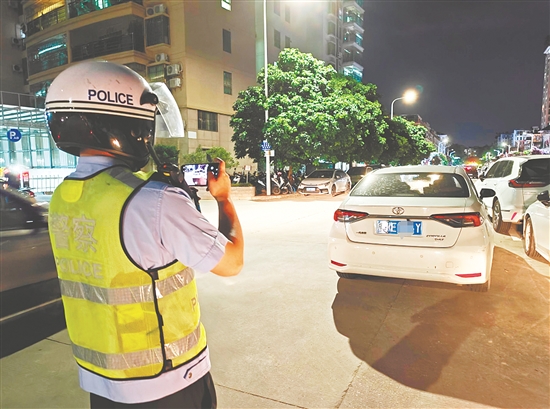 交警通過巡邏勸導、違停拖移、教育處罰等措施來規(guī)范停車秩序。