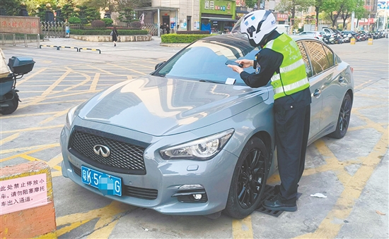 交警通過巡邏勸導、違停拖移、教育處罰等措施來規(guī)范停車秩序。