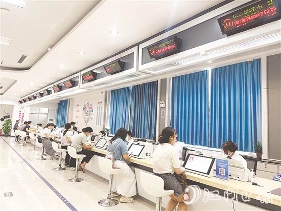 鶴山市推出“水電氣網(wǎng)聯(lián)合報(bào)裝一件事”服務(wù)，在受理環(huán)節(jié)，通過線下設(shè)置“一件事”專窗，為群眾提供全流程導(dǎo)辦服務(wù)，徹底告別“多頭跑、重復(fù)跑”。