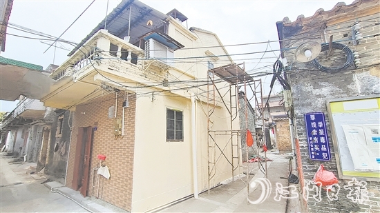 麥老兵居住的房屋煥然一新，外墻更換為暖色調“衣服”，顯得格外溫馨。
