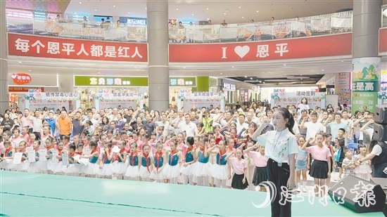 全場人員莊嚴宣誓。
