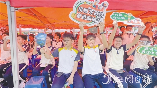 學(xué)生為龍舟選手們吶喊加油。