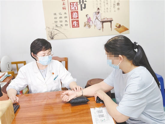 醫(yī)生對患者進行檢查。