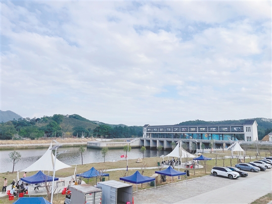 橫陂鎮(zhèn)藍(lán)田村以藍(lán)田水閘建設(shè)為核心，依托水閘打造生態(tài)房車營地項目、太空艙特色民宿、鄉(xiāng)村學(xué)農(nóng)體驗、鄉(xiāng)村水產(chǎn)養(yǎng)殖科普游等項目，實(shí)現(xiàn)文旅、農(nóng)旅資源串點(diǎn)成線。