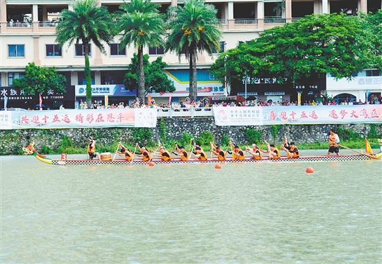 比賽期間突降大雨，選手們在雨中展開激烈比拼。