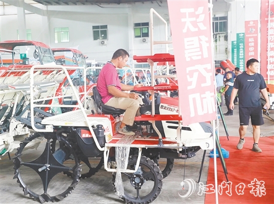 農業(yè)合作社代表和種糧大戶“一站式”了解各類農機和相關優(yōu)惠政策，并親身操作農機，直觀感受農機性能。
