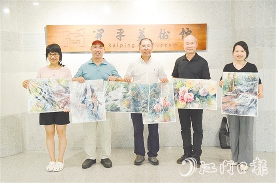 甄練權(quán)（中）將水彩作品無償贈予開平市美術(shù)館。