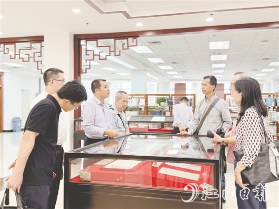 臺山有關代表參觀暨南大學圖書館六樓的世界華僑華人文獻館。