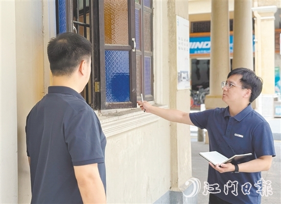 劉嘉鴻（右）積極投入到公司的重點(diǎn)工作僑建筑測(cè)繪中。