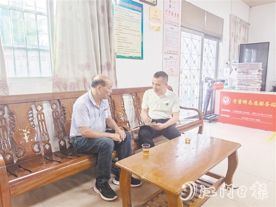 羅堅(jiān)濟(jì)（右）耐心地為群眾做法律科普。