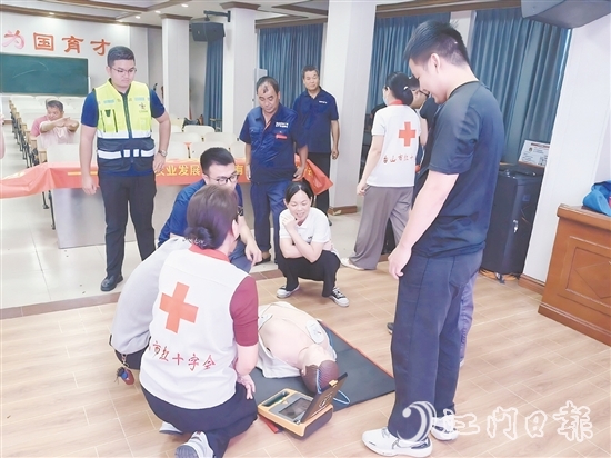 學(xué)員們?cè)谥v師手把手指導(dǎo)下，利用模擬人進(jìn)行心肺復(fù)蘇操作。