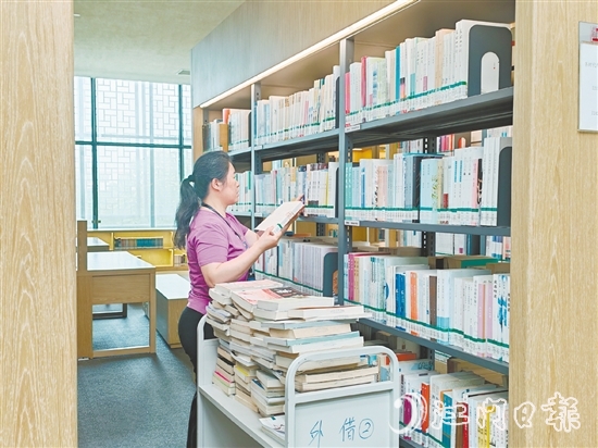 圖書管理員正在上架書籍。