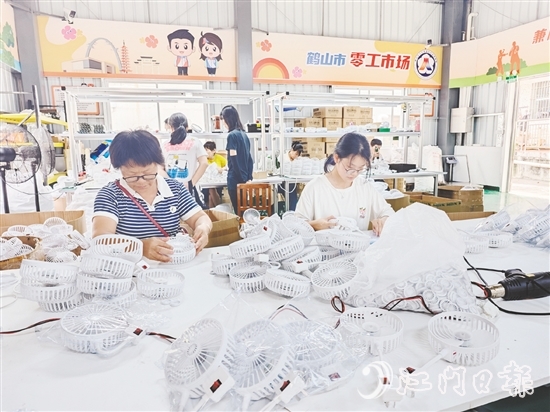 鶴山市“零工市場”以手工作坊為平臺，對接不同類型的制造業(yè)企業(yè)，引入多個種類的手工產(chǎn)品項目。