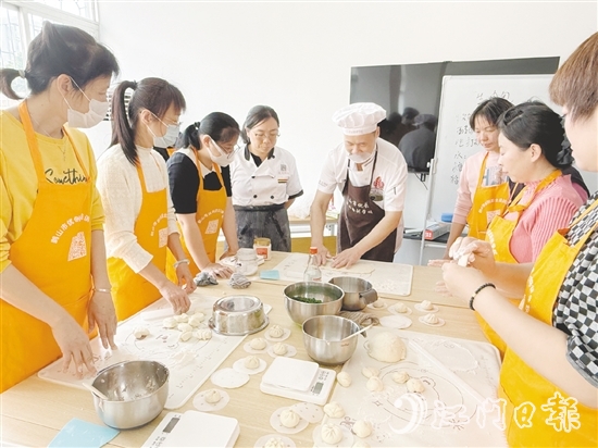 興業(yè)社區(qū)“就業(yè)驛站”選取廣式點心烹飪等熱門就業(yè)技能作為培訓(xùn)課程內(nèi)容，助力群眾提升就業(yè)競爭力。