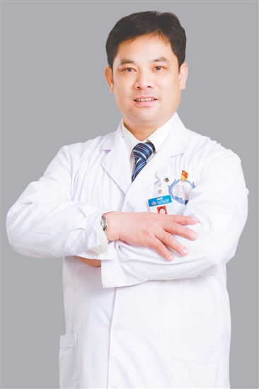 人物檔案：徐裕海，康復(fù)醫(yī)學(xué)科專(zhuān)科主任，理療副主任技師，從業(yè)31年，黨齡27年。