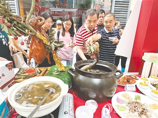 活動(dòng)現(xiàn)場(chǎng)，以“馬岡鵝×廣東荔枝”為核心的創(chuàng)新菜式成為焦點(diǎn)，成功撩動(dòng)無(wú)數(shù)食客的味蕾。