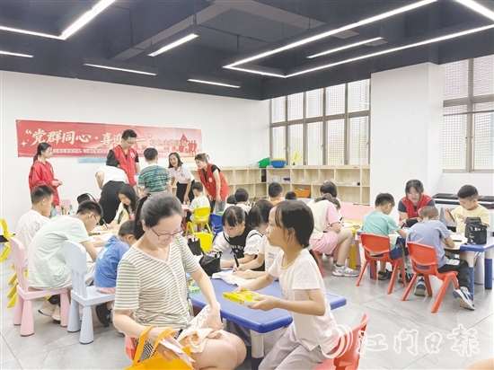在“紅星閃耀”創(chuàng)意手作營(yíng)中，親子家庭創(chuàng)作紅色主題帆布袋。