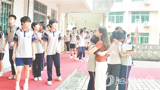 考試結(jié)束，考生們與教師、同學(xué)擊掌、擁抱、合影。
