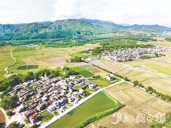 斗山鎮(zhèn)田稠村以“產(chǎn)業(yè)筑基、生態(tài)賦能、治理創(chuàng)新”的組合拳，推動(dòng)鄉(xiāng)村顏值與經(jīng)濟(jì)價(jià)值雙提升，走出“產(chǎn)業(yè)興、生態(tài)美、百姓富”的振興之路。