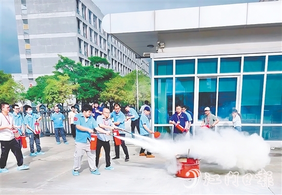 職工踴躍學(xué)習(xí)如何使用滅火器。