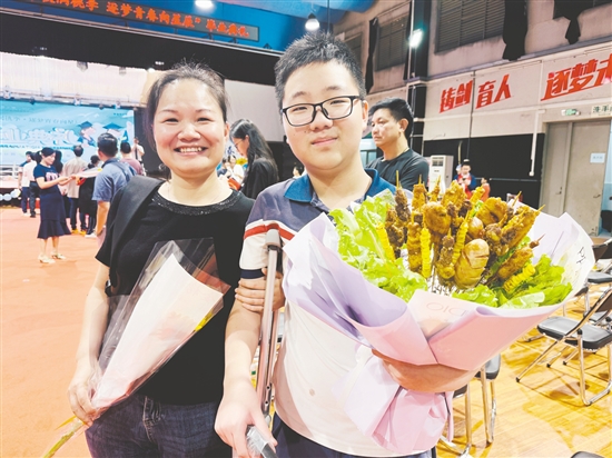 中考結(jié)束后，五邑碧桂園中英文學(xué)校家長(zhǎng)為“吃貨”兒子送上了特別的“燒烤花”。