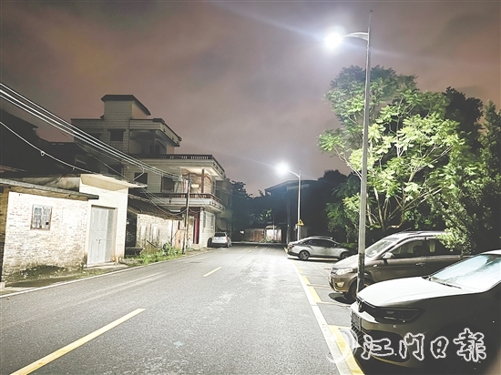 如今的河山村進(jìn)村路兩旁路燈明亮，村民夜間出行更安心。