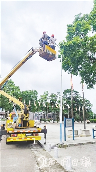 施工人員對(duì)道路兩旁路燈進(jìn)行維修、更換。