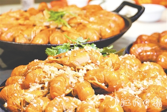 藍龍蝦肉質豐腴鮮甜，烹飪方式多種多樣。