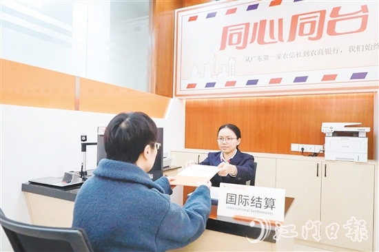 譚嘉琪經(jīng)常向群眾普及金融知識。