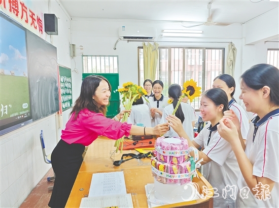 教師為同學們準備了寓意“一舉奪魁”的向日葵。