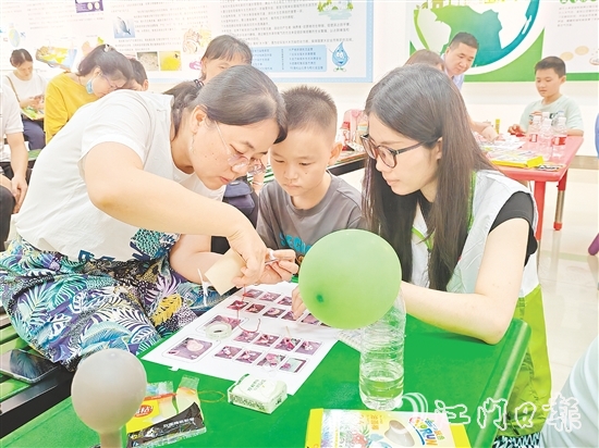 在志愿者講師的引導(dǎo)下，市民群眾通過小實(shí)驗(yàn)了解綠色低碳相關(guān)知識(shí)。