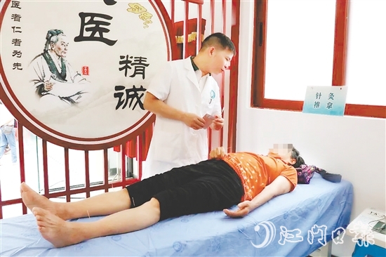 市民在鶴山市中醫(yī)院桂林社區(qū)中醫(yī)館接受治療。鶴山市中醫(yī)院桂林社區(qū)中醫(yī)館