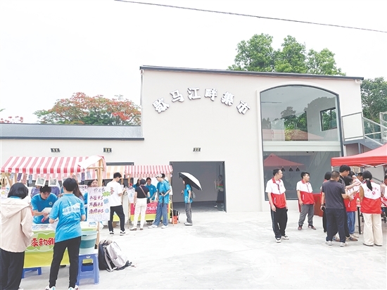 恩平歇馬學院聯(lián)合五邑大學團隊，將閑置樓房改造成歇馬江畔集市。