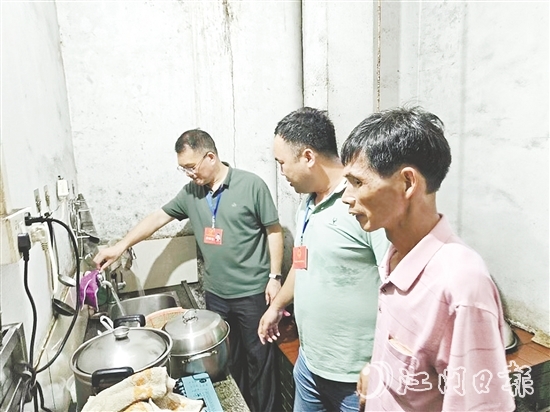 良西鎮(zhèn)人大代表到村民家中了解情況，查看已經(jīng)安裝好的自來水。