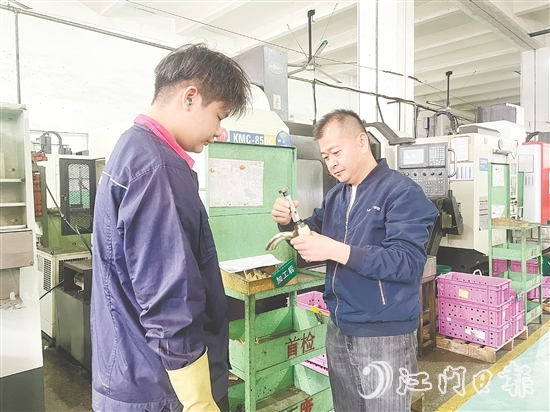 華藝衛(wèi)浴通過建立勞模創(chuàng)新工作室，將勞模精神轉(zhuǎn)化為具體的人才培養(yǎng)機(jī)制。