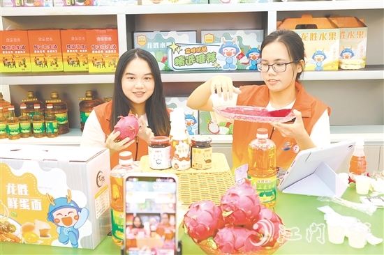 仲愷農(nóng)業(yè)工程學(xué)院學(xué)生在直播間推介龍勝特色農(nóng)產(chǎn)品。