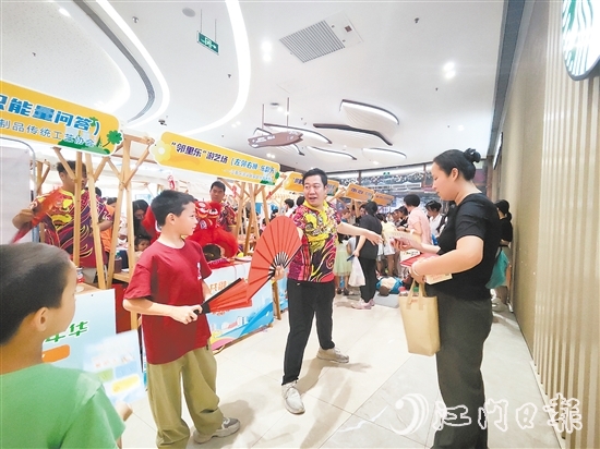 活動現(xiàn)場，不少市民體驗傳統(tǒng)文化魅力。
