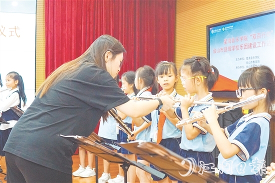 星海音樂學(xué)院師生團(tuán)隊為臺山學(xué)子進(jìn)行專業(yè)藝術(shù)指導(dǎo)。