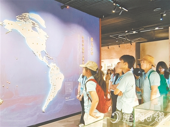 營員們參觀臺山市華僑文化博物館，了解僑鄉(xiāng)歷史文化。