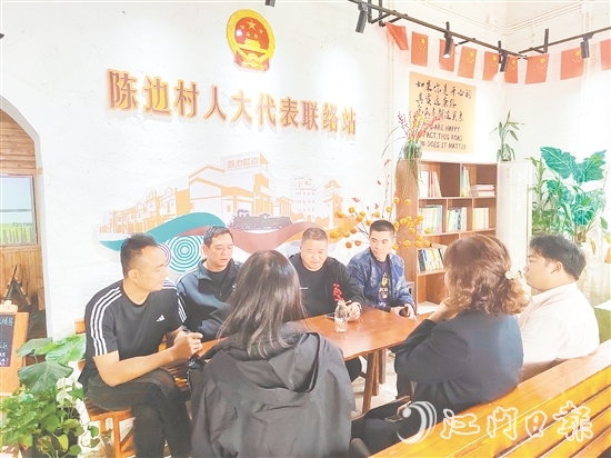 大江鎮(zhèn)人大代表在聯(lián)絡(luò)站接訪群眾，聽(tīng)取群眾意見(jiàn)建議。