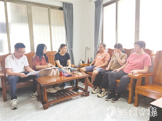 林婉君（左二）和同事們定期深入各村（社區(qū)），與村干部圍坐交流。
