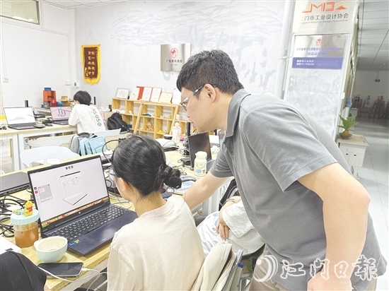 五邑大學藝術(shù)與設計學院學生在學習3D打印技術(shù)。