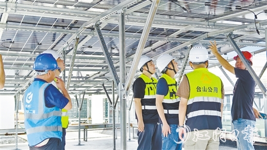 工作人員加快推進光伏項目建設(shè)。
