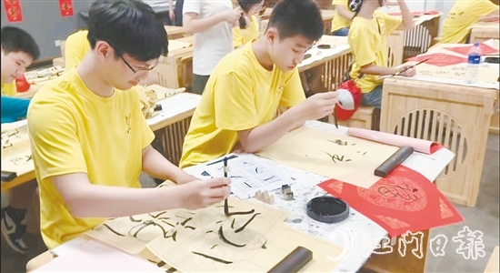 營員們學(xué)習(xí)書法等傳統(tǒng)技藝。
