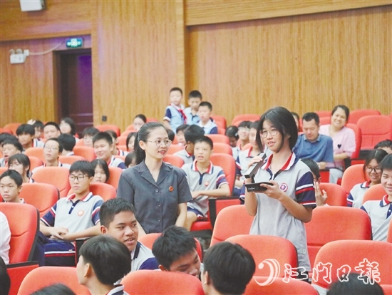 庭審結(jié)束后，承辦法官圍繞被告人犯罪行為，以案釋法，與學生互動。