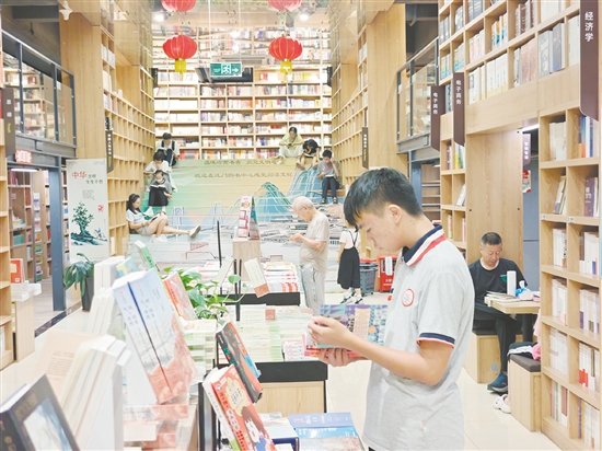 江門新華書店對各類熱銷圖書、文體用品開展了買贈、多重折扣等優(yōu)惠活動，吸引了眾多讀者。
