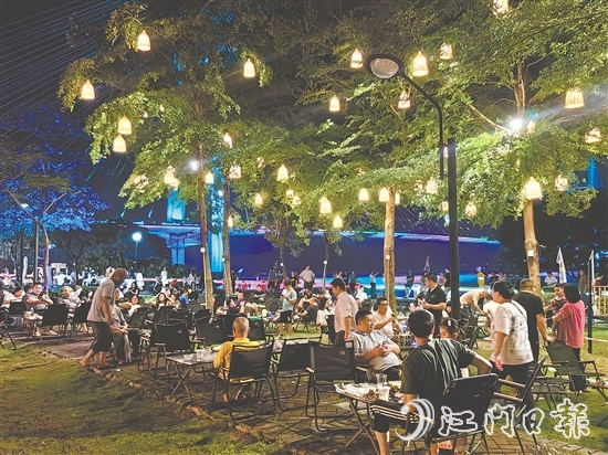 每當(dāng)入夜，江順大橋“九點(diǎn)九”文旅集市便會(huì)迎來大量市民游客。