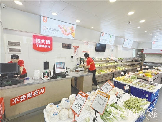 錢大媽生鮮店的工作人員正在線上接單并準(zhǔn)備菜品。